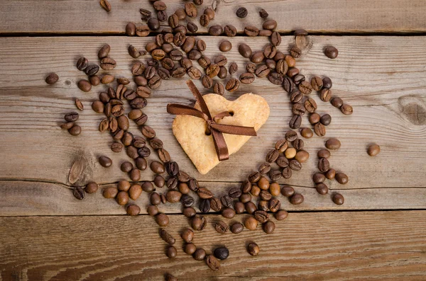 Frame- coração de grãos de café e dois cookies-coração relacionado tog — Fotografia de Stock