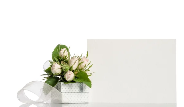 Caja de regalo y rosas blancas con tarjeta vacía para usted texto en blanco b — Foto de Stock