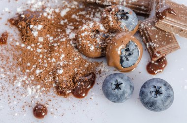 Çikolata şeker ve kakao tozu blueberry ile