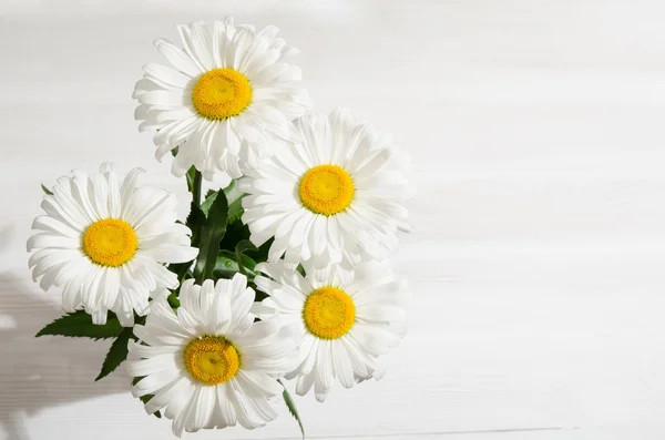 흰색 나무 테이블에 꽃의 꽃다발 — 스톡 사진