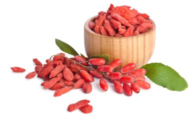 Beyaz arka plan üzerinde izole goji meyveleri yığın yakınındaki barberries