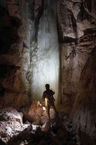 Caver nella grotta di Dachstein Mammut . — Foto Stock