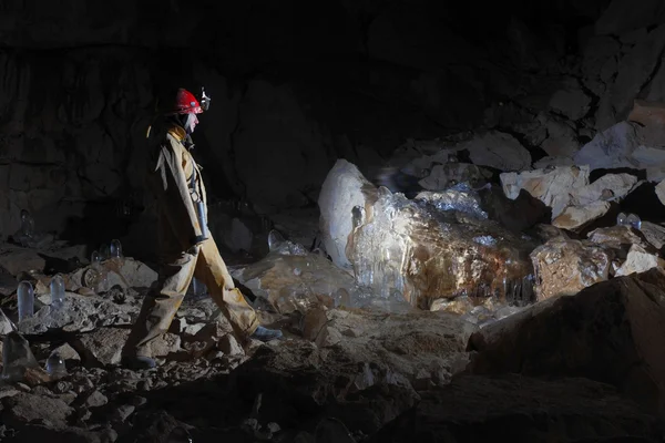 Caver nella grotta di Dachstein Mammut . — Foto Stock