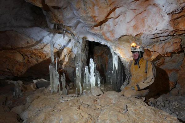 Caver nella grotta di Dachstein Mammut . — Foto Stock