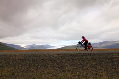 Dağlarda seyahat Mountainbiker