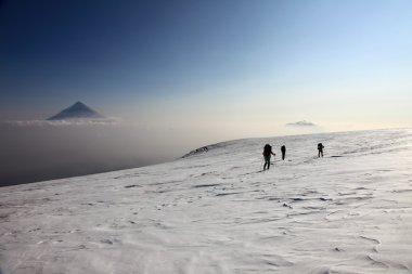 Alpinists Ploskiy Tolbachik volkan üst.