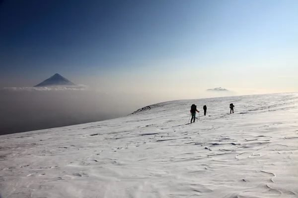 Ploskiy Tolbachik ज्वालामुखी के शीर्ष पर Alpinists . — स्टॉक फ़ोटो, इमेज