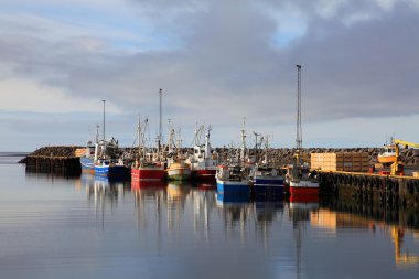 Küçük limanda gemiler.