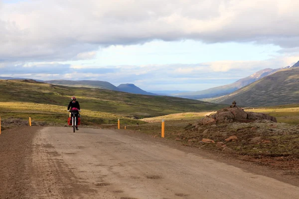 VTT voyageant en montagne — Photo