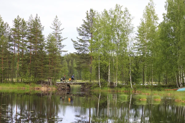 Viaje de ciclistas alrededor de Karelia . — Foto de Stock