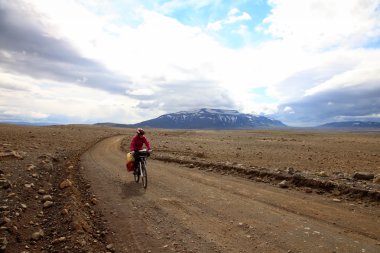 Dağlarda seyahat Mountainbiker