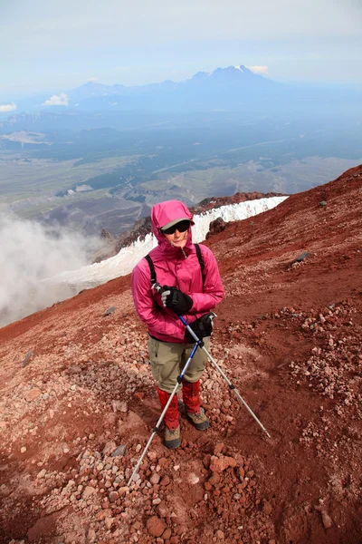 Alpinista en la cima del volcán Avachinskiy . — Foto de Stock