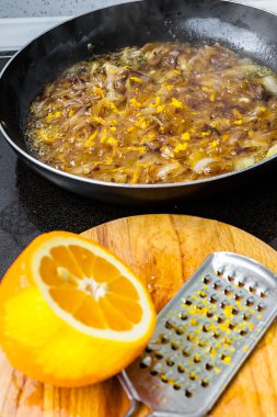 Soğan confit hazırlanması