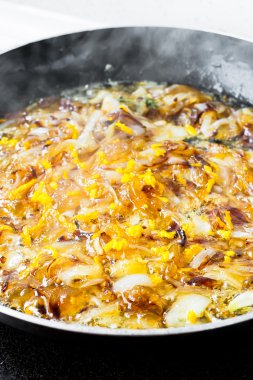 Soğan confit hazırlanması