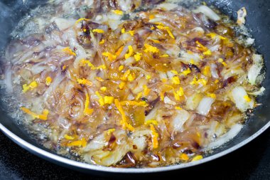 Soğan confit hazırlanması