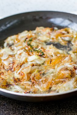 Soğan confit hazırlanması