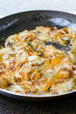 Soğan confit hazırlanması