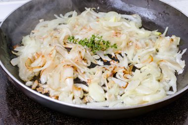 Soğan confit hazırlanması