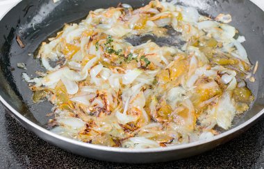 Soğan confit hazırlanması