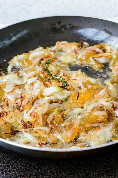 Soğan confit hazırlanması