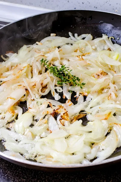 Soğan confit hazırlanması