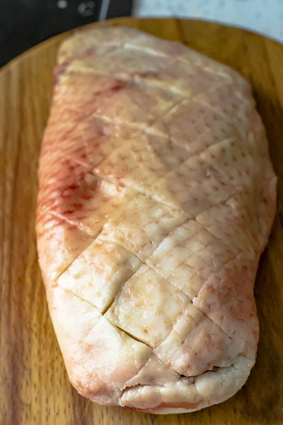 Ein Stück Entenbrust vor dem Kochen — Stockfoto