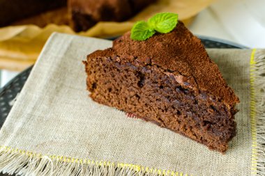 Brownie fıstık ezmesi ile toz kakao serpilir