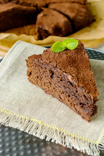 Brownie Erdnussbutter mit Kakaopulver bestreut — Stockfoto