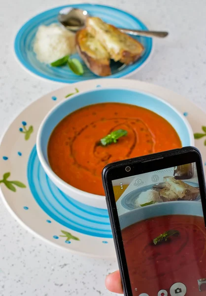 taze domates çorbası