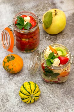 Kavanoz dolusu karnabahar, kırmızı çan biberi, havuç ve yeşil domates.