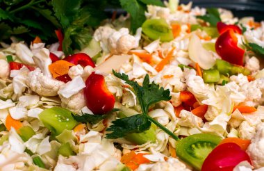 Dilimlenmiş karnabahar, kırmızı biber ve turşu için hazırlanmış yeşil domatesler.