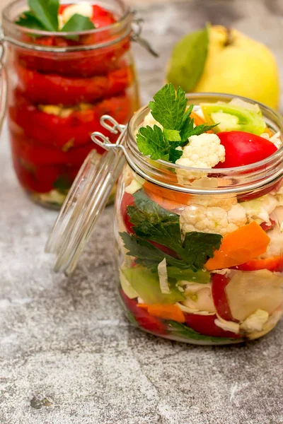 Jar Pickled Cauliflower Red Bell Peppers Carrots Green Tomatoes — Stock Photo, Image