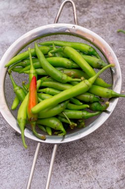 Kavanozda marine edilmiş acı biber ve biber karışımı.