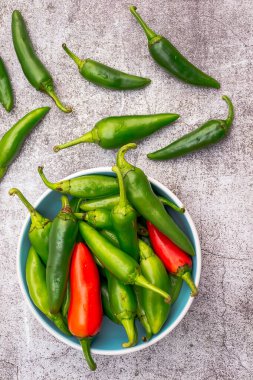 Kavanozda marine edilmiş acı biber ve biber karışımı.