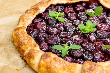 Gri beton arka planda kirazları olan bir yaz galeti. Yaz turtası.