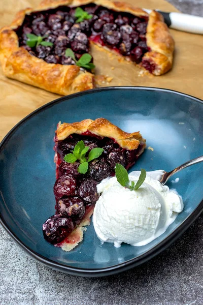 Sommar Galette Med Körsbär Grå Betong Bakgrund Sommarpaj — Stockfoto