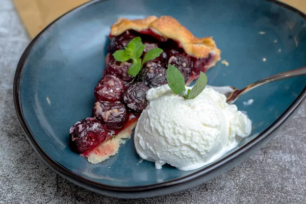 Sommar Galette Med Körsbär Grå Betong Bakgrund Sommarpaj — Stockfoto