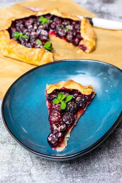 Sommar Galette Med Körsbär Grå Betong Bakgrund Sommarpaj — Stockfoto