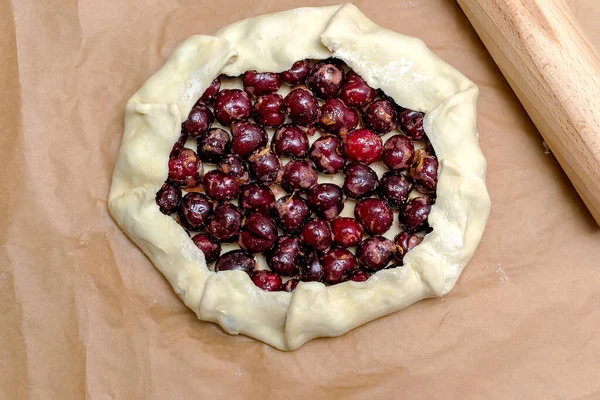 Sommar Galette Med Körsbär Grå Betong Bakgrund Sommarpaj — Stockfoto