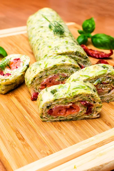 Courgettebroodje Gevuld Met Roomkaas Zalm Zongedroogde Tomaten — Stockfoto