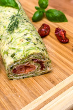 Krem peynirli, somonlu ve güneşte kurutulmuş domatesli kabaklı börek.