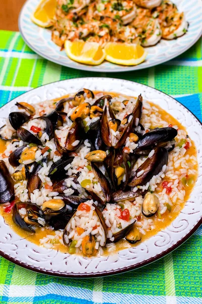 Kokt Ris Risotto Med Musslor Och Räkor Tallrik Färgglad Handduk — Stockfoto