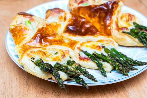 Blätterteig Mit Schinken Und Spargel Auf Holztisch — Stockfoto