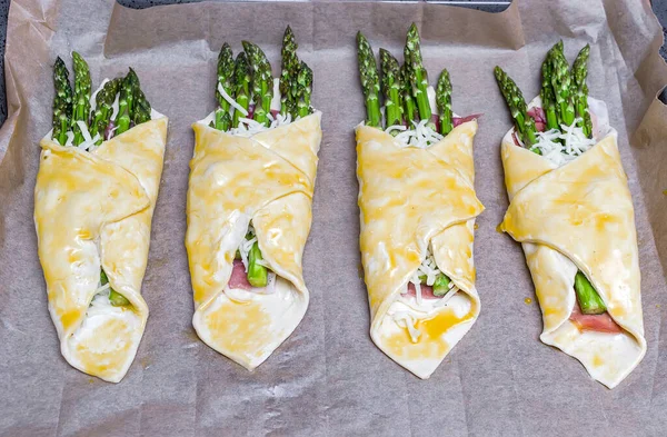 Blätterteig Mit Schinken Und Spargel Auf Holztisch — Stockfoto