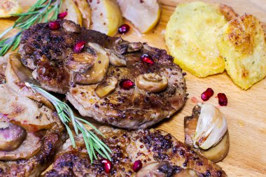 Sulu domuz eti biftek