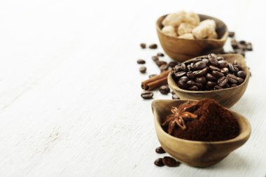 kahve ile ahşap kase