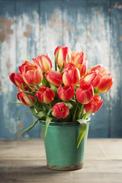 Прекрасный букет тюльпанов на деревянном столе — стоковое фото