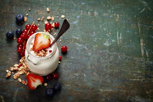 Desayuno saludable de muesli, bayas con yogur y semillas —  Fotos de Stock