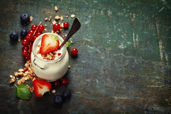 Frisk frokost av muesli, bær med yoghurt og frø – stockfoto