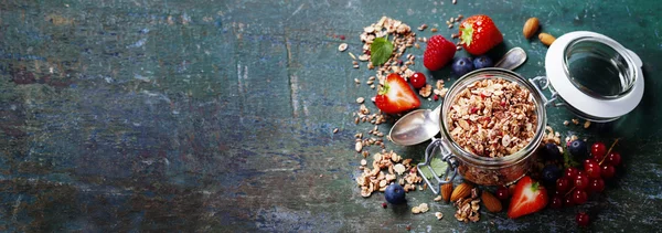 Sağlıklı Kahvaltı, müsli, yoğurt ve tohum ile çilek — Stok fotoğraf